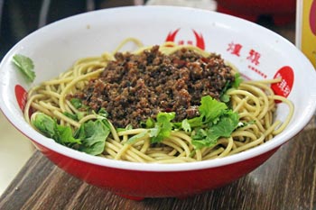 煌旗學(xué)員實(shí)操作品牛肉炸醬面