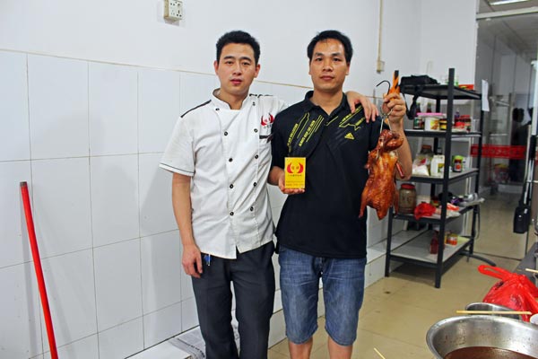 煌旗廣式燒臘培訓(xùn)學(xué)員和師傅合影