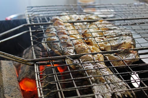深圳石巖學(xué)員炭燒烤魚(yú)培訓(xùn)過(guò)程
