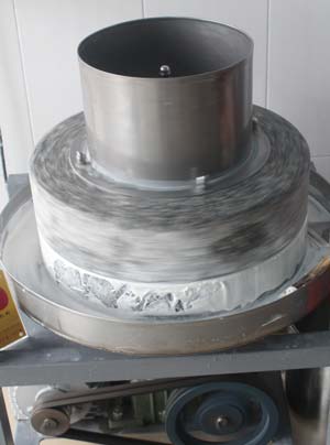 電動(dòng)腸粉米漿石磨磨漿機(jī)