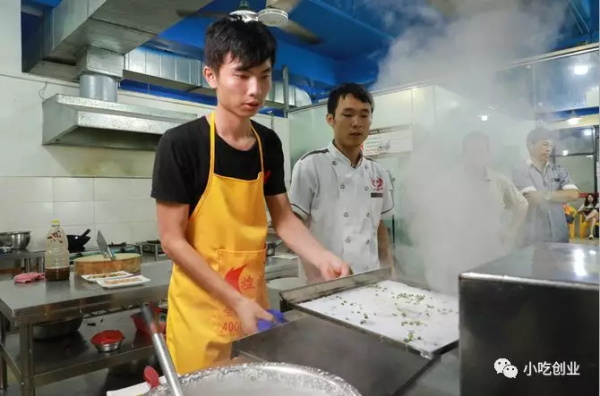 學(xué)員實操腸粉制作