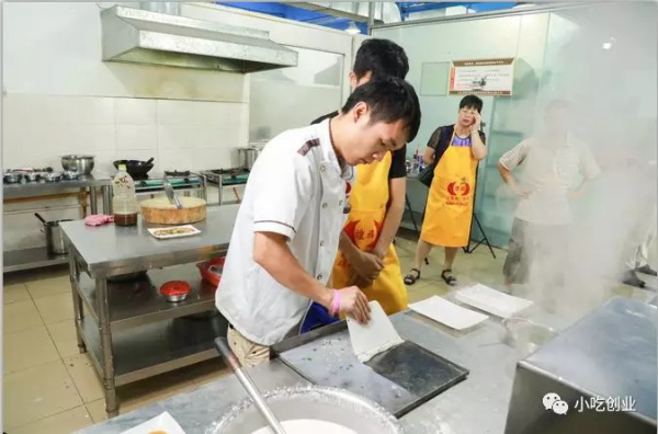 老師指導(dǎo)制作腸粉的要點