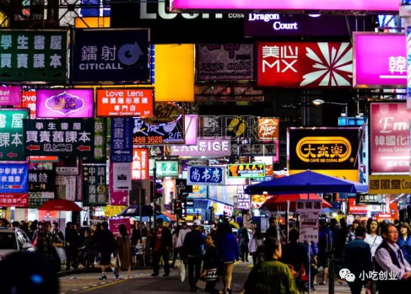 人流滾滾的街道
