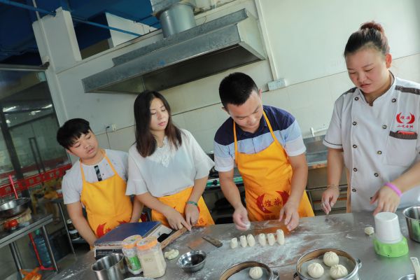 開始制作包子皮